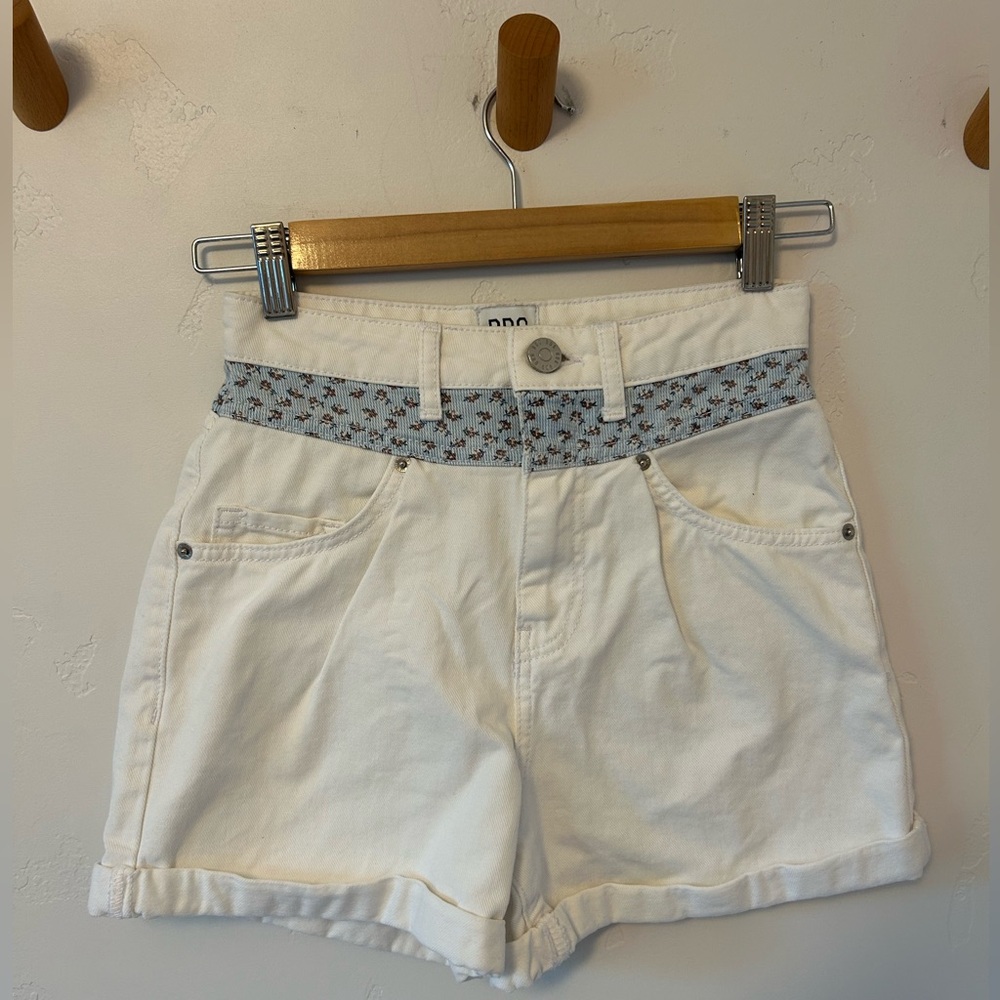 EUC BDG Urban Outfitters W24 White High Rise Shorts Floral Summer Party